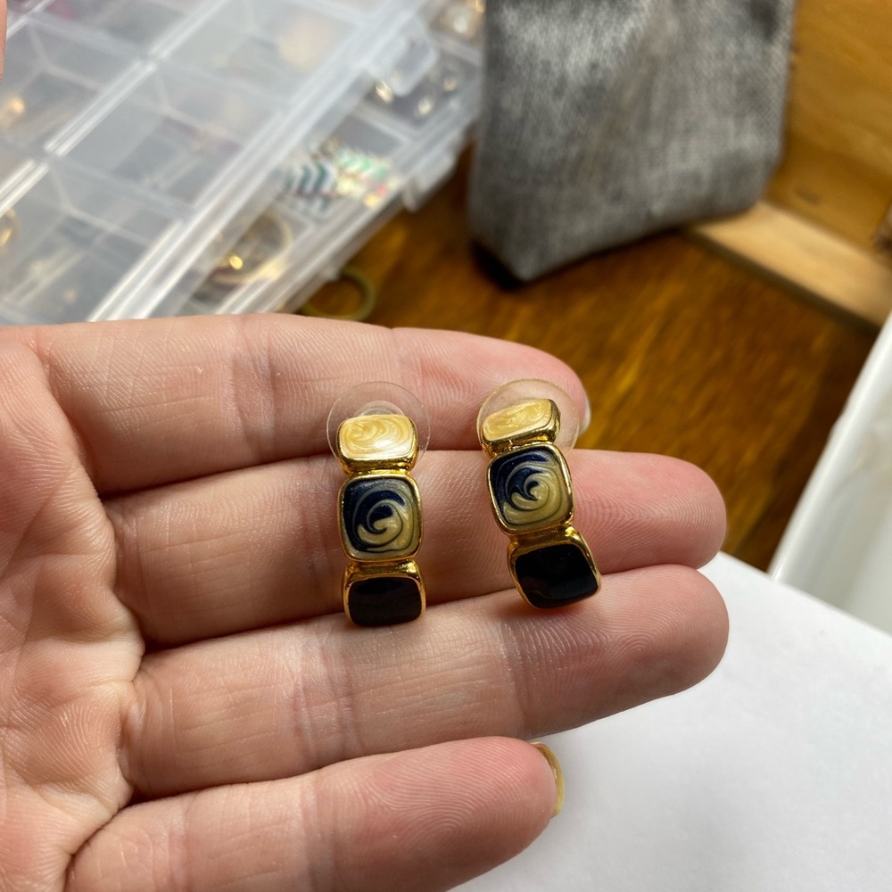 Beautiful Kenneth Cole Earrings